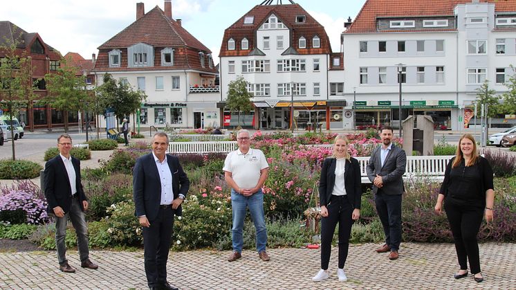 Gemeinsam für Kund*innen (v. l.): Michael Wippermann, WW, Bürgermeister Burkhard Deppe, Rainer Suhr, Geschäftsführer STW Bad Driburg, Leonie Riekschnietz und Sascha Gödecke, WW, Verena Reimann, Prokuristin STW Bad Driburg.