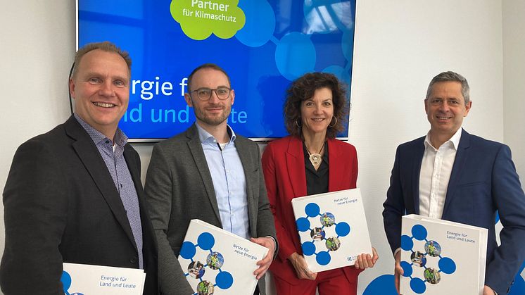 Marcus Bumann, technischer Leiter Kreis Pinneberg von SH Netz, Alexander Bolsmann, Kommunalbetreuer für Schenefeld, Christiane Küchenhoff, Stefan Strobl, kaufmännischer Vorstand SH Netz.