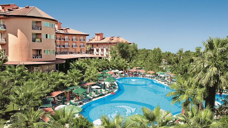 Ein Highlight des neuen Hotels allsun Numa Club Side ist die großzügige Poollandschaft, eingebettet in einen weitläufigen Garten mit Schatten spendenden Bäumen. 