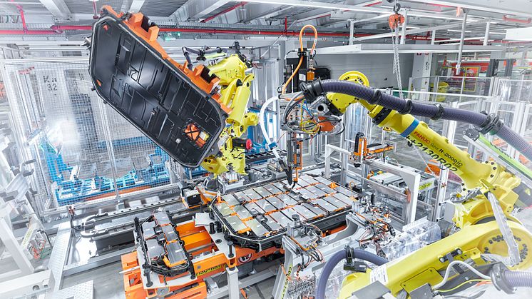 Audi Bruxelles (elbilsfabrik) - battericover monteres på de sammenkoblede cellemoduler