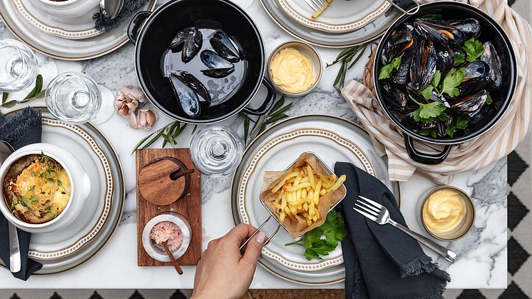 Medelhavet och dess varma färger, material och magiska mat står för inspirationen när Rustas höstnyheter för köket och det dukade bordet landar i varuhuset i augusti.