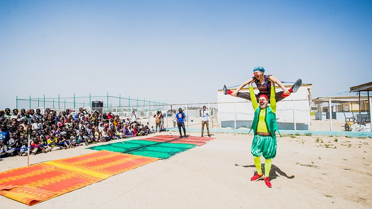 Björn Dahlman, och artistkollegan Moa Karlsson, under en föreställning i Nigeria. Foto Evelina Rönnbäck