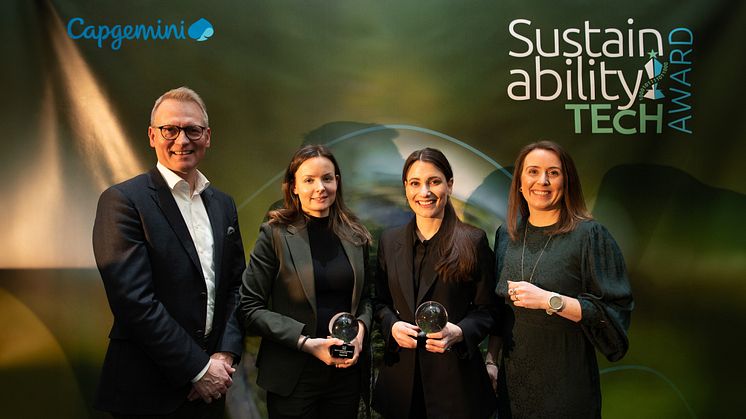 Vow ASA stakk av med storeslem og hentet hjem både den norske og den nordiske bærekraftsprisen. Fra venstre: Karl Thomas Reinertsen (Capgemini), Maria Kringlen Halvorsen (Vow), Tina Tønnessen (Vow) og Ane-Marte Weng (Capgemini). Foto: Haakon Hoseth