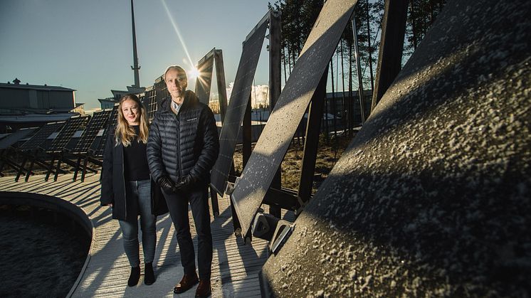  Linnea Assmundson, projektledare Arctic Solar och Jörgen Andersson Strand, vd PiteEnergi vid Solvåg Piteås världsunika mötesplats och forskningsanläggning för dubbelsidiga solpaneler i kallt klimat. Fotograf: Jens Ökvist Kråkkullen Produktion