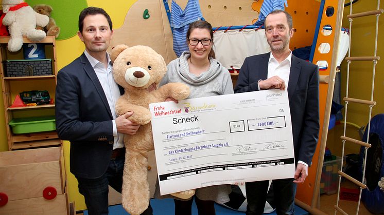 Ronald Teske, Ulrike Herkner und Bernd Bandhauer bei der Übergabe des Spendenchecks 