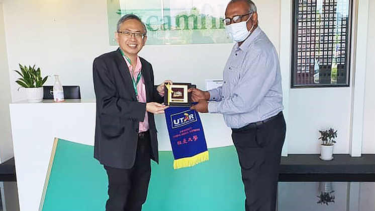 Prof Ewe (left) presenting a token of appreciation to Camfil Vice President Supply Chain (APAC & ME) Karunagaran Krishnan during his visit to Camfil