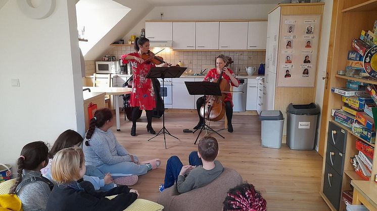Julia Linden und Anna Rehker begeistern die Kinder mit klassischer Musik. 