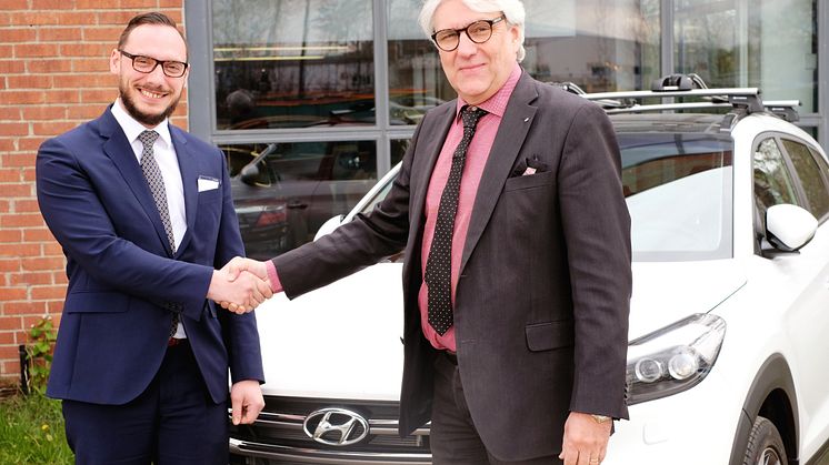 Dimitrios Lenis från Mobility Group och Hyundais Tomas Klingwall utanför blivande Hyundai Center Stockholm.