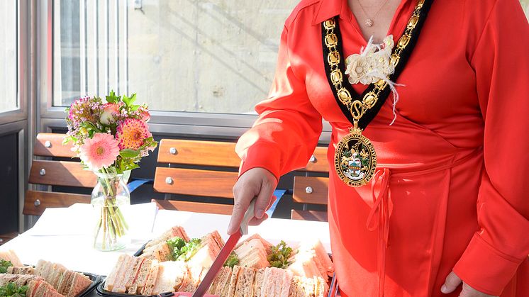 Mayor cuts Stevenage station's birthday cake