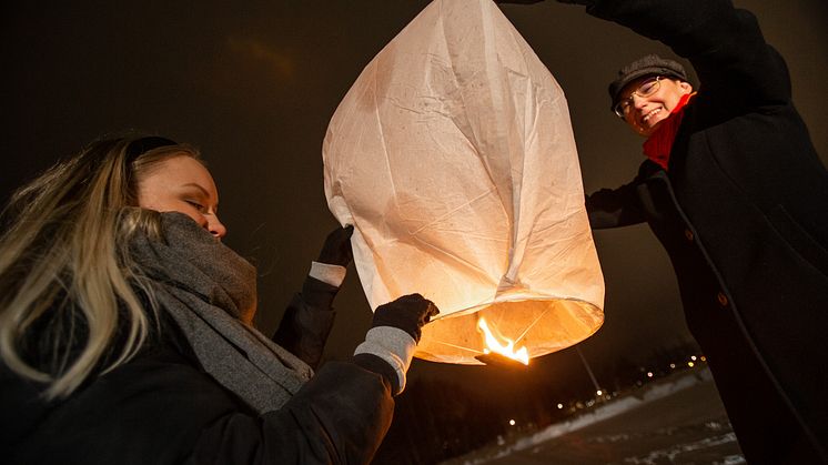 Agnes Hansius och Helena Stenberg skickar iväg en av flera hundra rislyktor upp i skyn på nyårsafton.    Foto: Anders Westergren