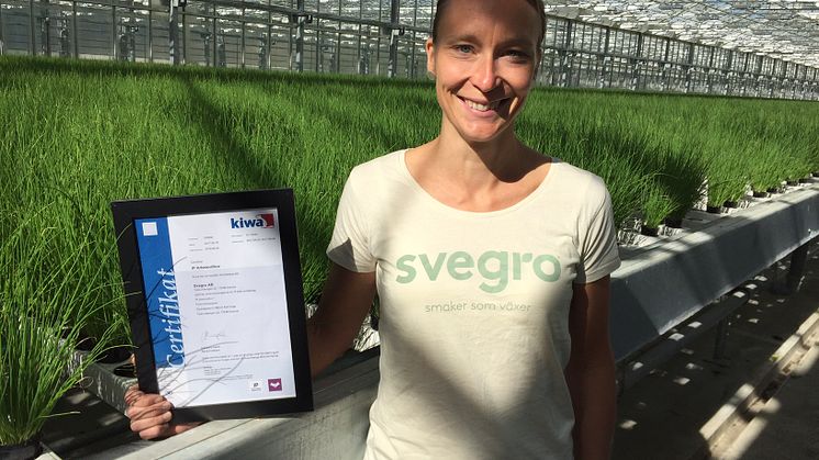 Kristin Orrestig på Svegro visar upp certifieringen
