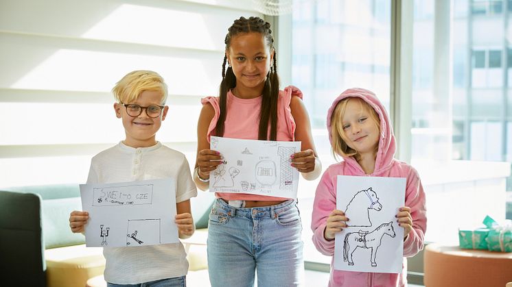 Melker, Elsa och Elias med teckningar fotograf Magnus Ragnvid