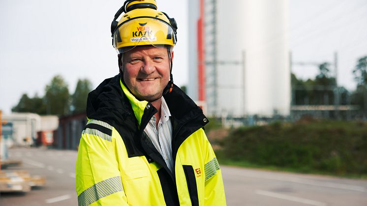 Affärsområdeschef Kraft och värme, Magnus Windblixt, framför Sandviksverket