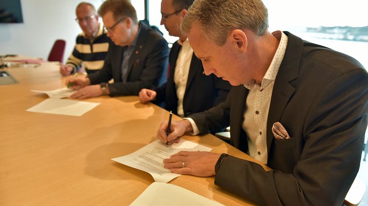 Andreas Meyer, VD på Skåneporten AB, undertecknar markanvisningsavtal med Karlshamns kommun