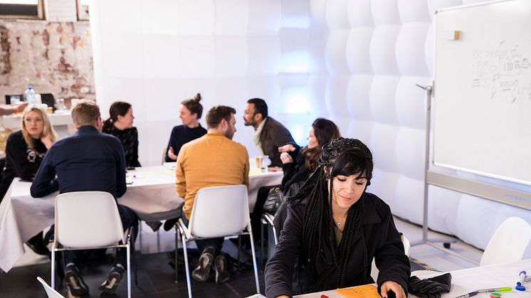 Kreative Workshops zeigen, wie sich Ideenaustausch im Unternehmenskontext aktiv fördern lässt.
