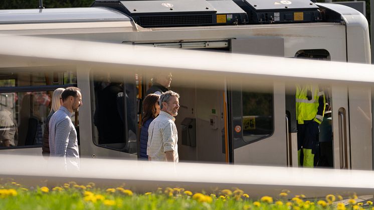 Det danske kongeparet og norske kronprinsparet går av T-banen på Ulsurd T-banestasjon.jpg