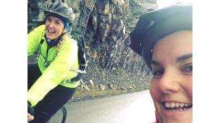 Cathrine Formoe og Charlotte Clasen trår og trår