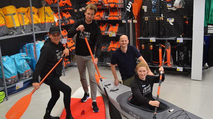 Sprint-Kanutin Melanie Gebhardt, DECATHLON-Regionalleiter Axel Thunig, Marathonläufer Nic Ihlow und Katharina Baum, Prokuristin der OSL GmbH (v.r.) – Foto: Sportstadt Leipzig