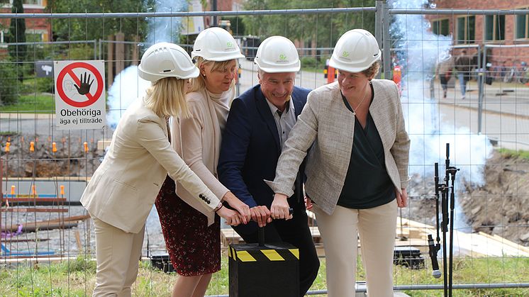 Fr.v. Veronica Sällemark, ordförande SSCO, Eva Malmström Jonsson, prorektor på KTH, Sten Wetterblad, regiondirektör för Akademiska Hus Region Stockholm, Karin Wanngård, finansborgarråd, Stockholm. Foto: Akademiska Hus.