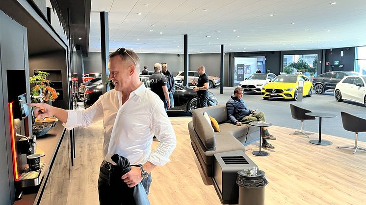 Stefan Rosengren, VD för RSA-gruppen, känner sig hemma i Merceds-Benz nya, tekniska showroom med loungekänsla.