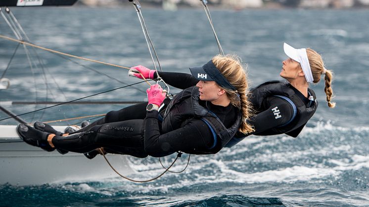 Helene Næss og Marie Rønningen leder EM i 49erFX før siste avgjørende dag. FOTO: Morten Jensen