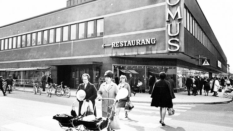 Utanför Domus i Nyköping.