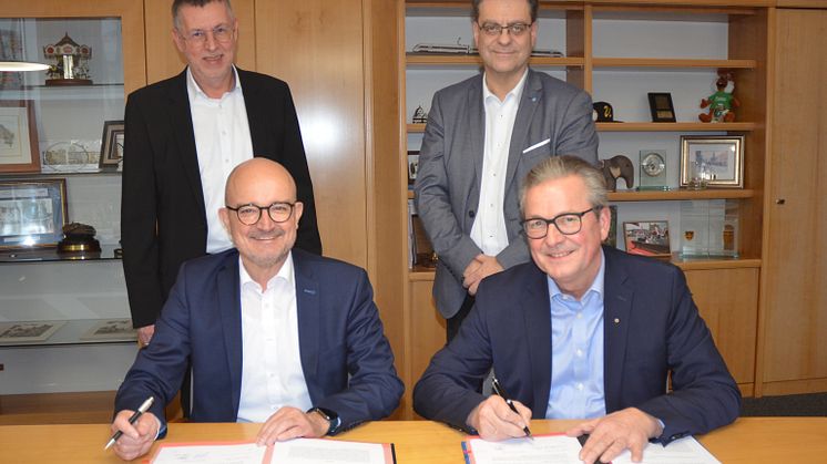 Besiegeln die weitere Zusammenarbeit: Andreas Speith und Michael Dreier (v.l.sitzend) sowie Kommunalbetreuer Rüdiger Hölscher von Westfalen Weser und Paderborns Kämmerer Markus Tempelmann (v.l. stehend)