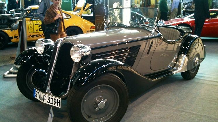 Retro Classics: Oldtimer-Rarität, All-Risk-Deckung zum Anfassen & Max Greger jr. am Stand der Mannheimer Versicherung AG 