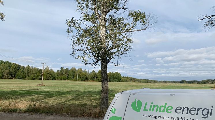 Linde energi-bil framför ett av de gärden där luftledning ersätts med jordkabel. Foto: Linde energi.