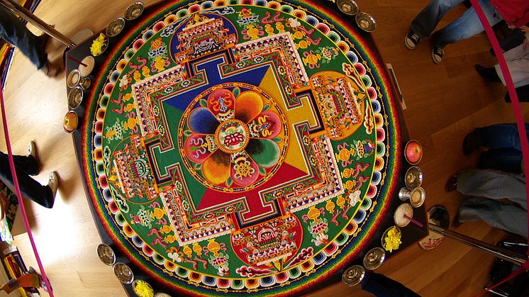 Tibetanska buddhistmunkar inviger ny utställning