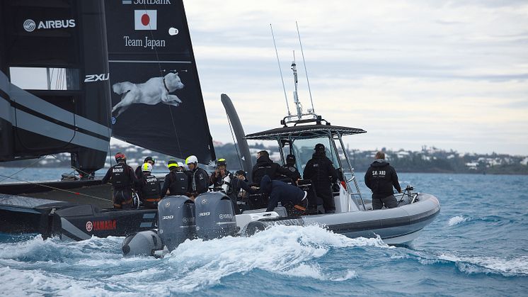 A chase boat with Yamaha outboard sticks closely to the racing yacht moving at high speed. Yamaha has supported skipper Dean Baker since his time in the NZ team and he places his confidence in Yamaha.