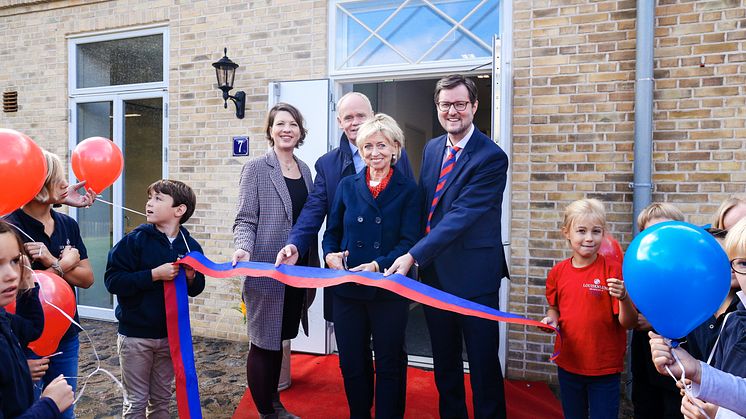 Ingeborg Prinzessin zu Schleswig-Holstein eröffnet gemeinsam mit der Leiterin der Grundschule, Claudia Hoeschen, Architekt Gregor Sunder-Plassmann (2 v.l.) und dem Leiter der Stiftung Louisenlund, Dr. Peter Rösner, das neue Grundschulgebäude ein.