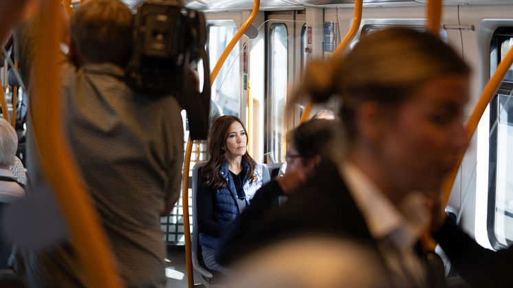 H.M. dronningen av Danmark ombord på T-banen i Oslo.jpg