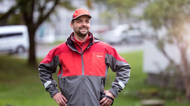 Posttbudet Jan Vidar Kveen på Hamar liker den nye uniformen. FOTO: Kim Saatvedt