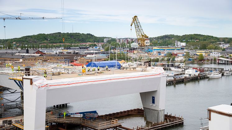 Förberedelserna inför sommarens montering av pyloner, maskineri och lyftspann pågår för fullt på Hisingsbron. I slutet av sommaren kommer också stommarna till de fyra arkitektritade trapptornen.