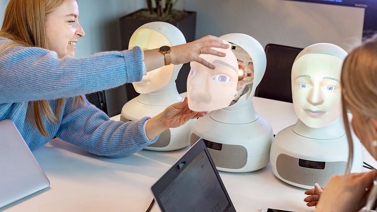 ​74 % bland chefer och HR-specialister kan tänka sig använda social AI-robot vid rekrytering