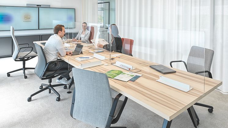 Besprechungsraum mit Schutzschirmen