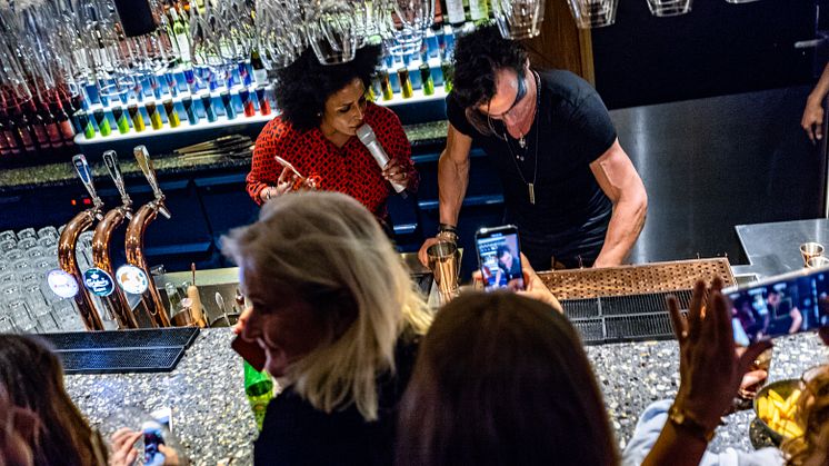 Petter Stordalen i drinkduell under invigningen av Quality Hotel The Mill.