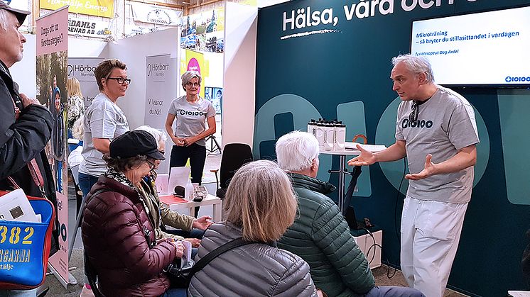 Fysioterapeut Dag Ardel föreläser i Tiohundras monter på Expo Roslagen.