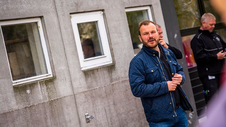 Jesper Præst ved åbningen af det nye skolepraktik-værksted.