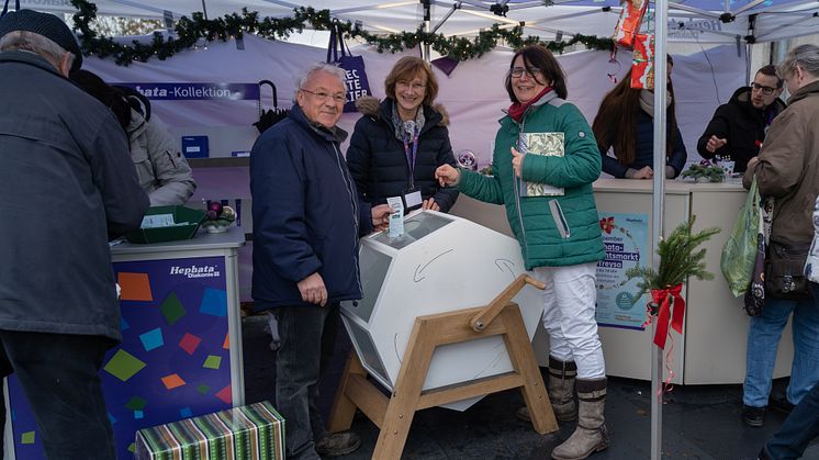 Ausgefüllte Lose für die Weihnachtsmarkt-Verlosung kommen in die große Trommel.