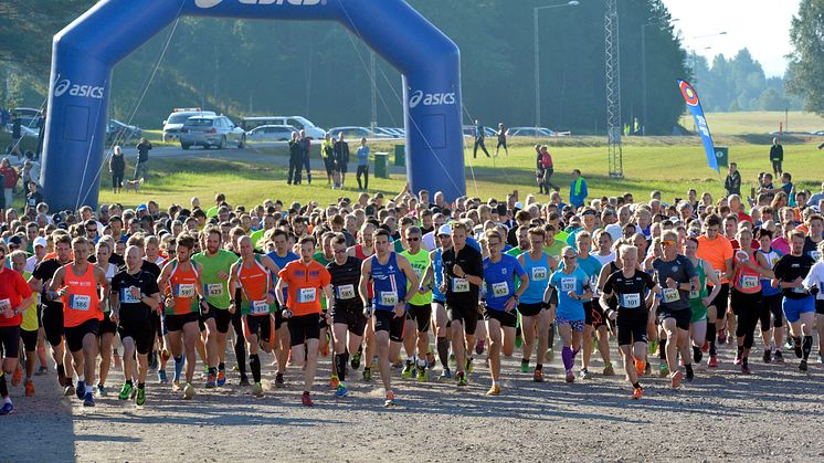 Starten av den 25:e Vasastafetten, löparstafett för tiomannalag mellan Sälen och Mora 2015-08-22
