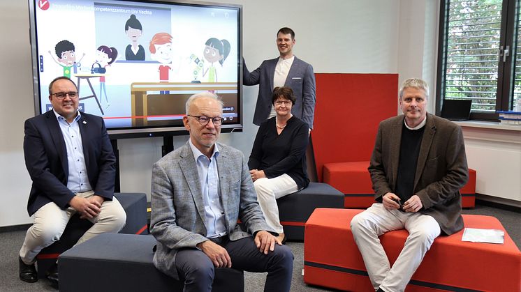 (v. l. n. r.) Erster Kreisrat Hartmut Heinen | Landrat Herbert Winkel | Gabriele Droste-Kühling, Leitung Justus-von-Liebig Schule | Prof. Dr. Daniel Scholl, wiss. Leiter des Zentrums | Prof. Dr. Burghart Schmidt, Präsident Universität Vechta