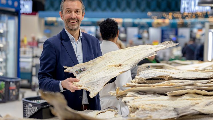 Sjømatutsending i Portugal, Trond Rismo, viser stolt frem eksemplarer på norsk klippfisk i butikk i Portugal. FOTO: Sjømatrådet