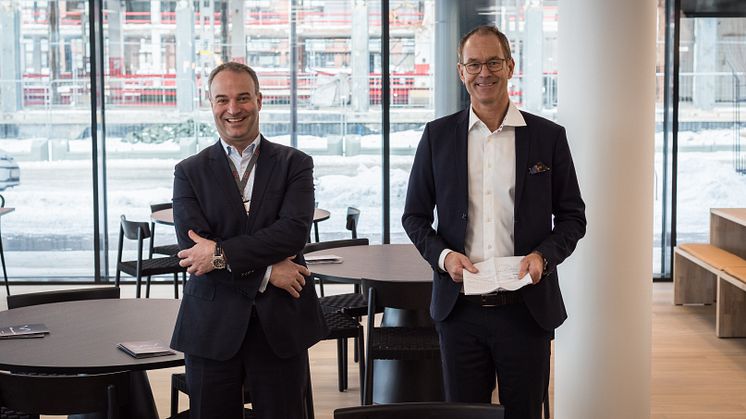 Martin Holmen (t.v), adm. direktør i Securitas og adm. direktør i Höegh Eiendom, Eirik Thrygg takker alle parter og kan fortelle om en meget god byggeprosess. 