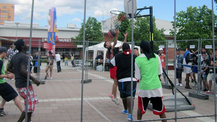 Summer Jam 2016 med både fotboll och basket på Bäckby torg inleder sommarlovet.    