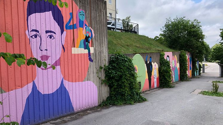 Muralmålningen finns längs med Jungfruns gata i Brandbergen.