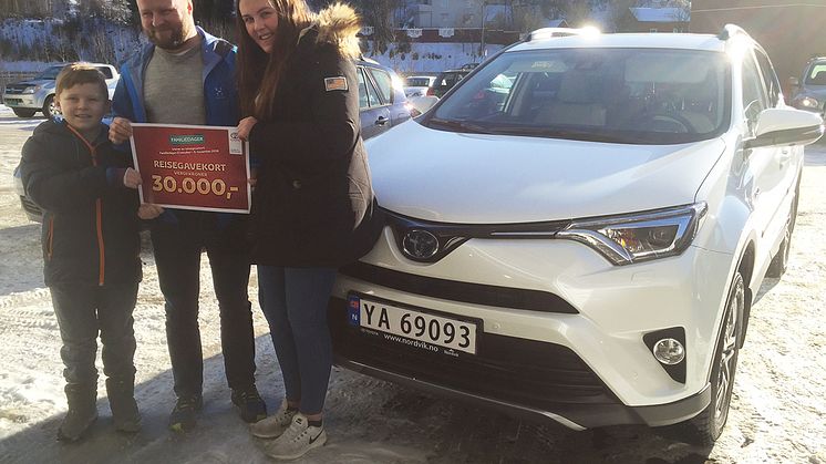 Familien Jørgensen kjøpte ny bil og stakk av med reisegavekort på 30.000,-. På bildet,  Arve Jørgensen sammen med barna, Sebastian (11) og Cecilie (14). 