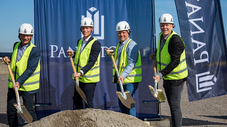 Spadtaget från vänster i bild: Rudolf Tornerhjelm - Södervidden, Fredrik Jagersjö Rosell - VD Panattoni Sverige, Thomas Ellkvist - VD MVB Syd samt Peter Lindberg - kommunstyrelsens ordförande.