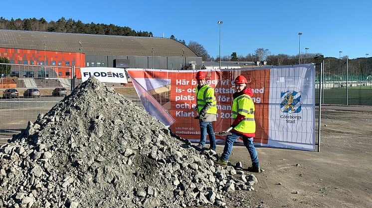 Idrotts- och föreningsnämndens ordförande Magnus Berntsson (KD) och 2:e vice ordförande Bettan Andersson (V) tar ett symboliskt spadtag för att markera byggstarten av Kvibergs Parks nya is- och sporthall.